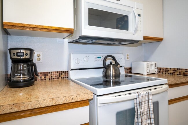 Building Photo - Fully Furnished, 1 Bed/1 Bath, Kihei Bay Vista with Pool