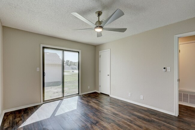Building Photo - Home Like Living at Apartment Prices