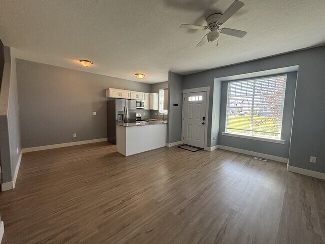 Building Photo - 2 bedroom/ 1.5 bathroom Townhouse in Eagle Mountain