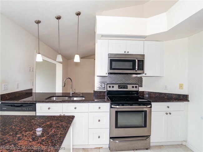 Building Photo - 2508 Manor Dr