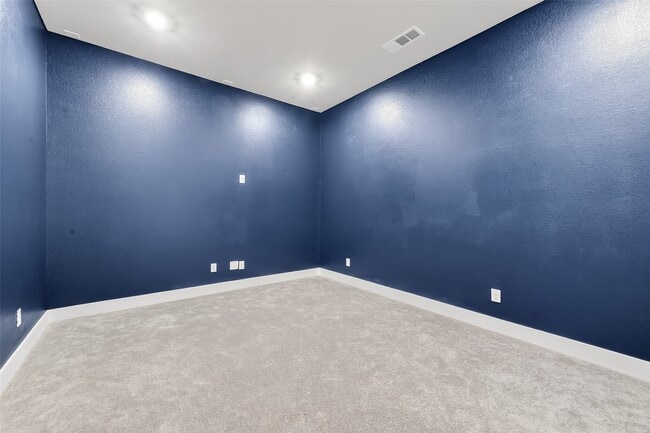 Building Photo - 2022 Serene Spgs Dr