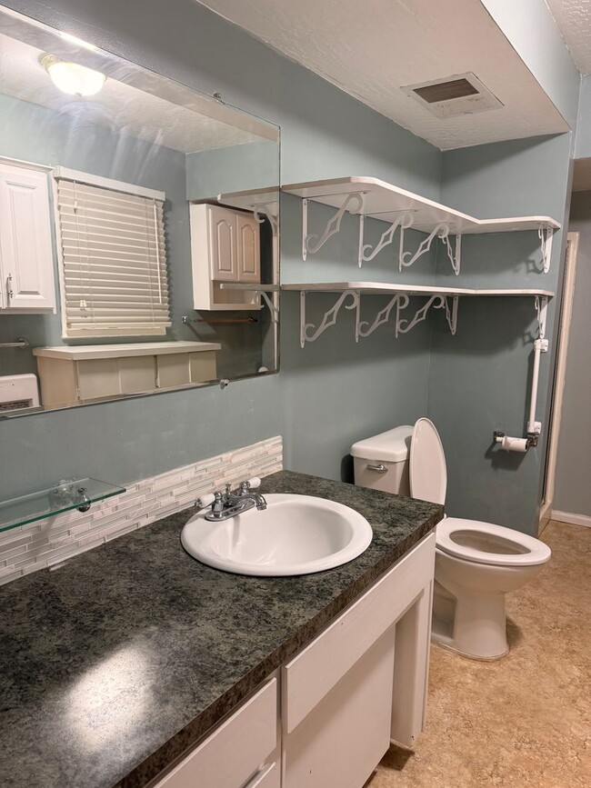 Building Photo - Great Post Falls Location!