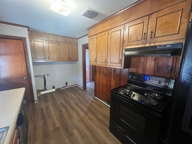 Building Photo - 3 bedroom 1 bathroom single level home