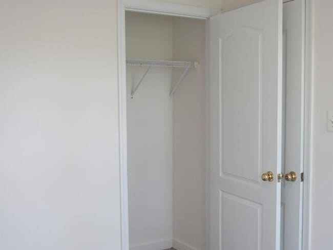 Building Photo - 2 Bedroom Townhome with 1.5 bath Ready for...