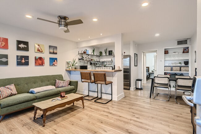 Building Photo - 1304 Summit St