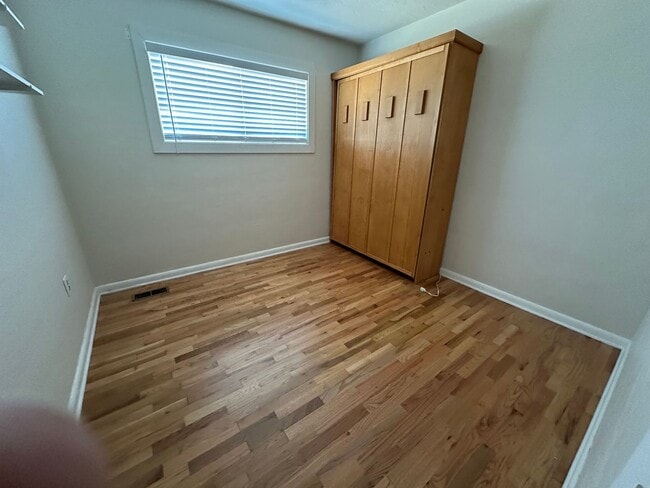 Building Photo - Very Clean 3 Bedroom 1 Bath Home With Cent...