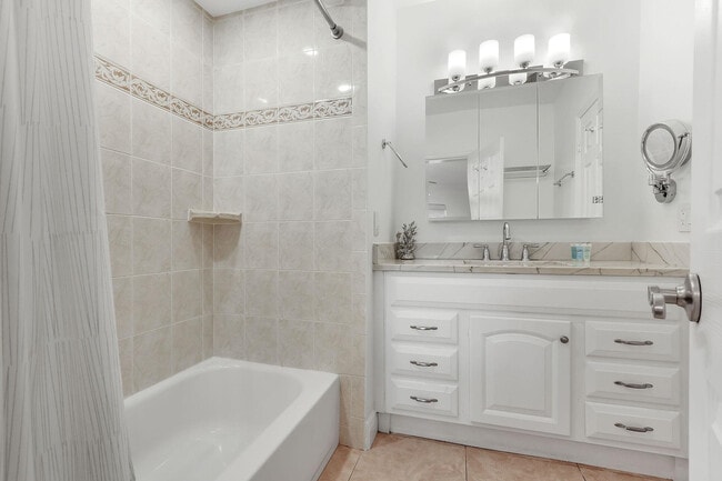 Building Photo - 2424 SE 17th St