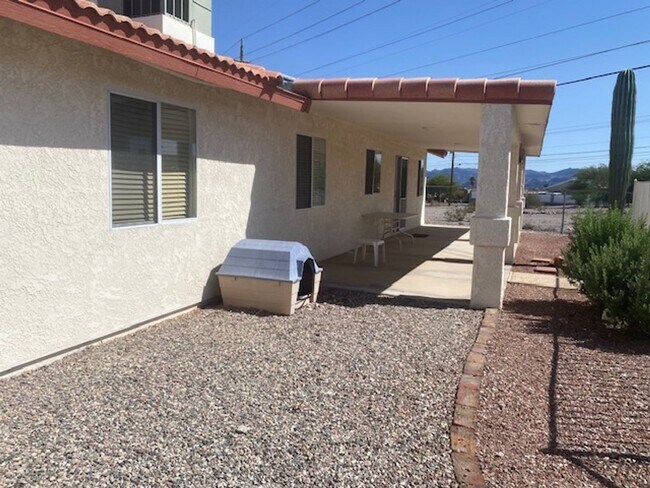 Building Photo - GREAT FURNISHED HOME WITH SIDE PARKING!