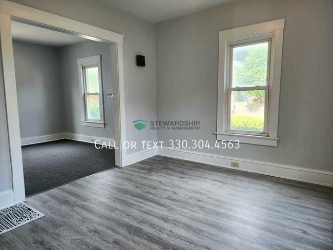 Building Photo - 1030 Sawyer Ave