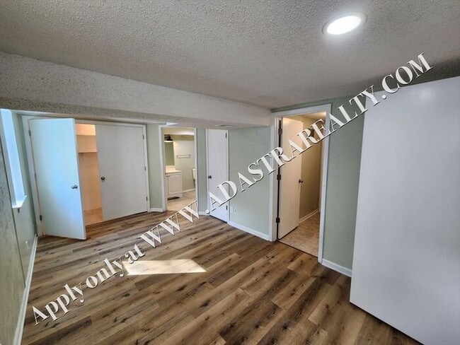Building Photo - Nice Updated 2 Bed 1.5 Bath Duplex in Base...
