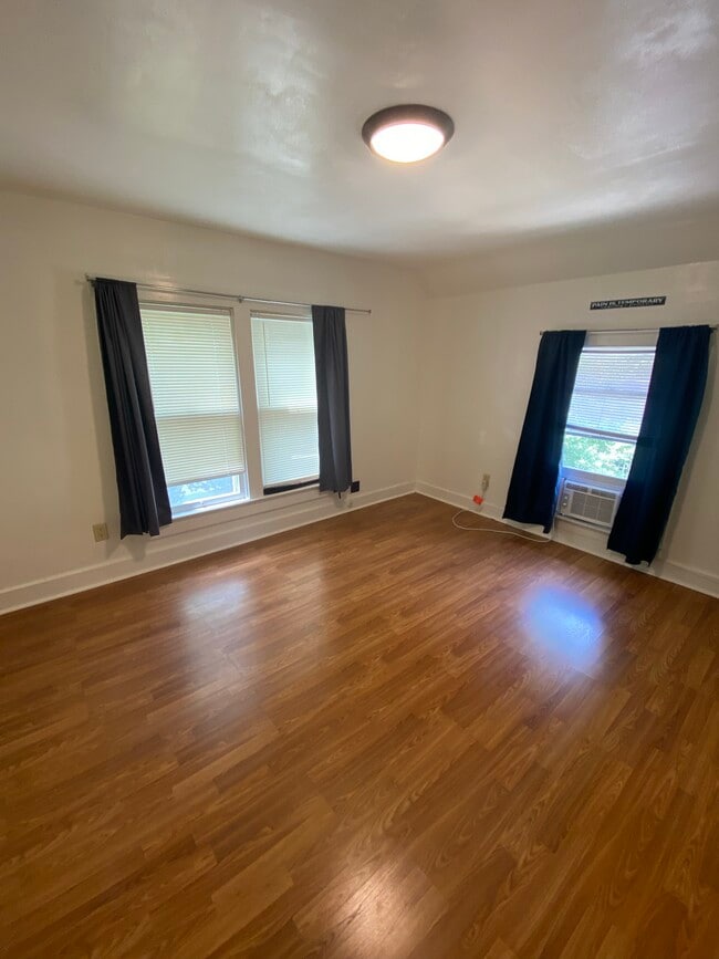 Building Photo - 418 N Van Buren St