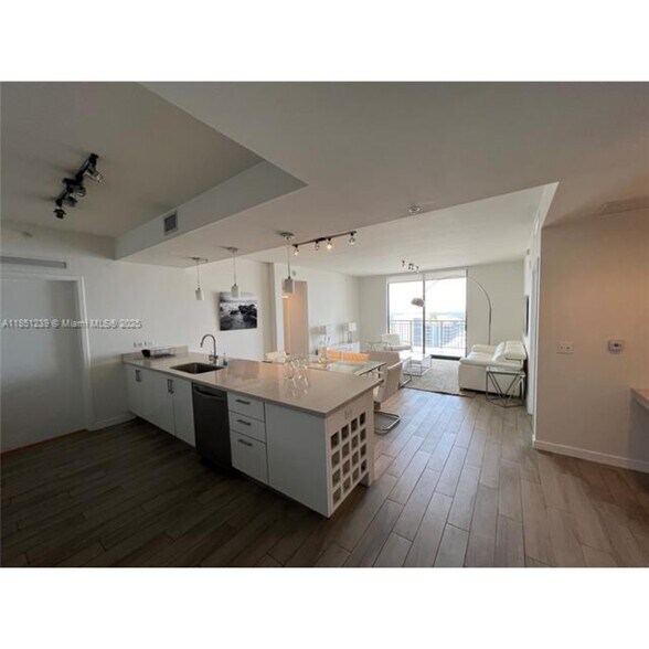 Building Photo - 999 SW 1st Ave