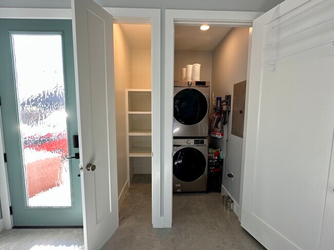 Building Photo - 5008 Lott Ave