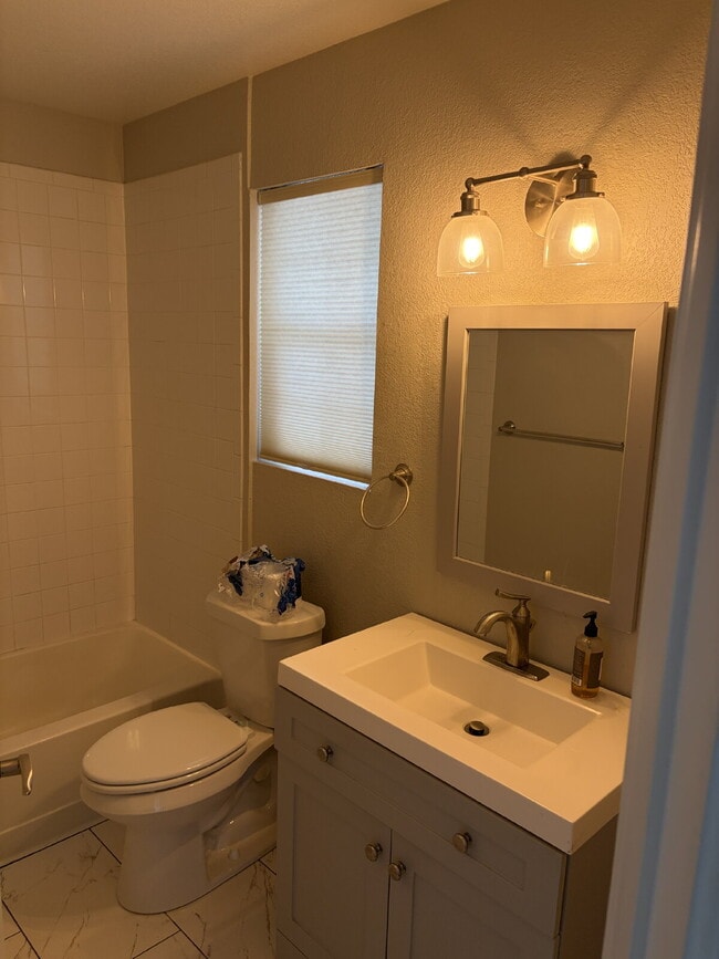 Building Photo - Reduced Rent-Top-Floor 3 Bed, 2 bath Condo with Scenic Views in Littleton!