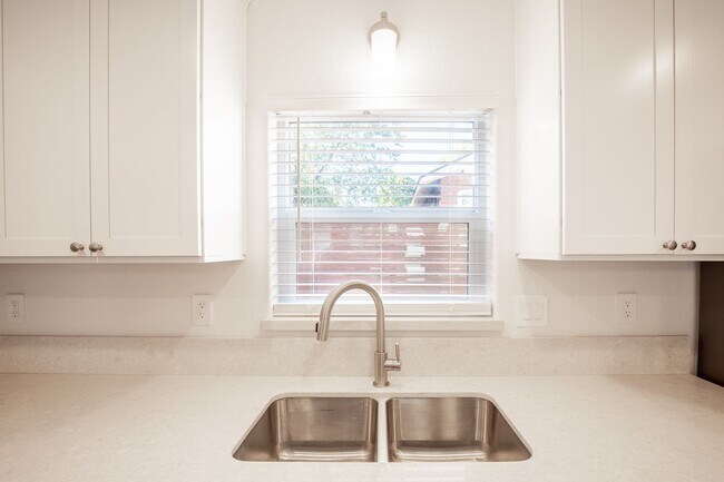 Building Photo - 1056 Watt St