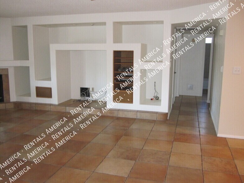 Building Photo - 1028 E Paradise Ln