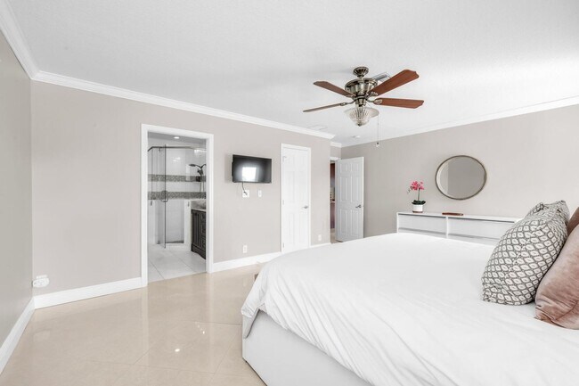 Building Photo - 3250 Lakeview Blvd