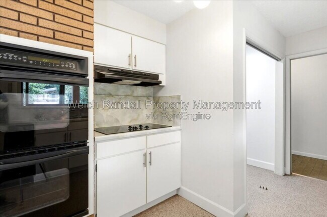 Building Photo - 5070 Doren Dr