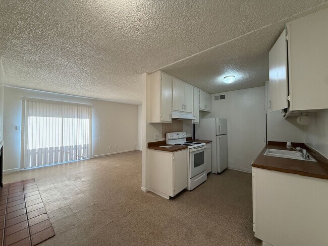 Building Photo - Downstairs 2 bedroom, 1 bathroom condo loc...