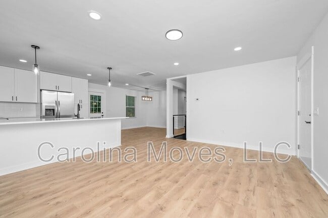 Building Photo - 10 Valley View Dr