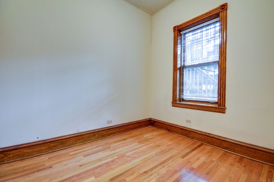 Building Photo - 2247 N Lincoln Ave