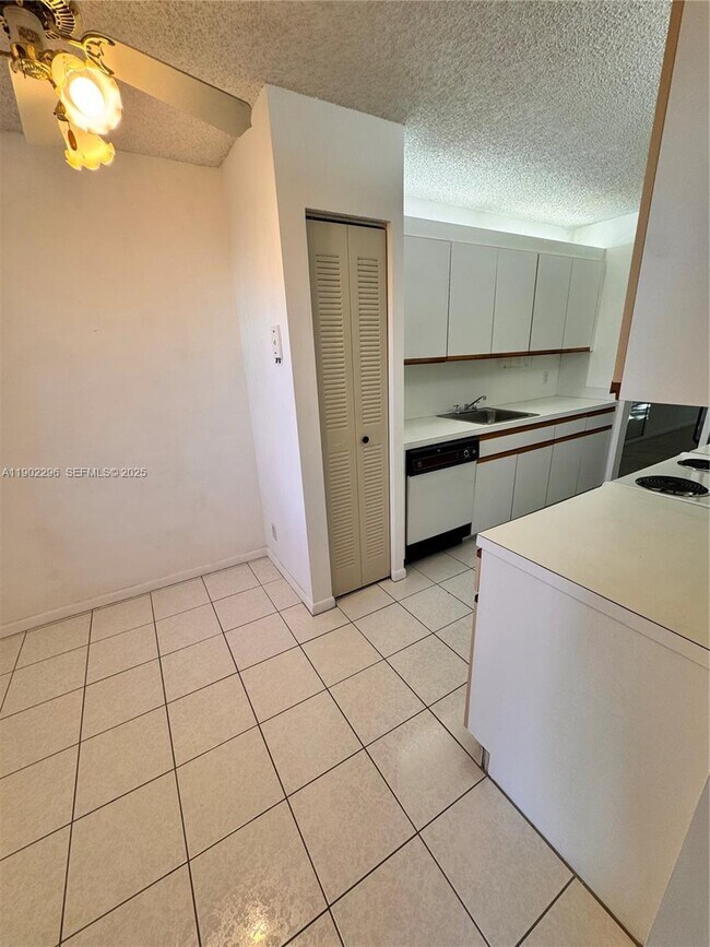 Building Photo - 1251 SW 125th Ave