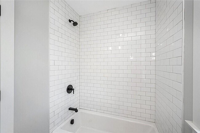 Building Photo - 10 Underhill Pl