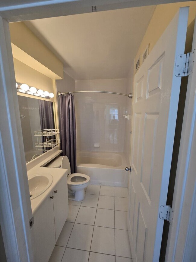 Building Photo - RESORT STYLE, BEAUTIFUL 2 BEDROOM AND 2 BATHROOMS ON THE TOP FLOOR