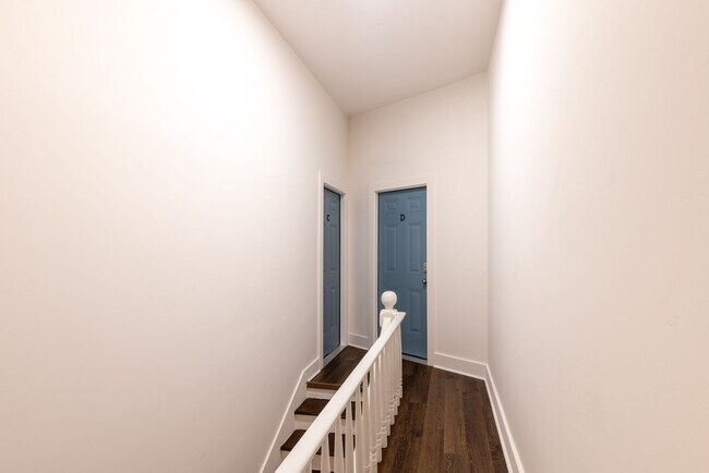 Building Photo - Stylish Upstairs 1BR in Historic District