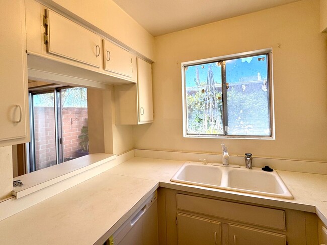 Building Photo - Eastside Townhome