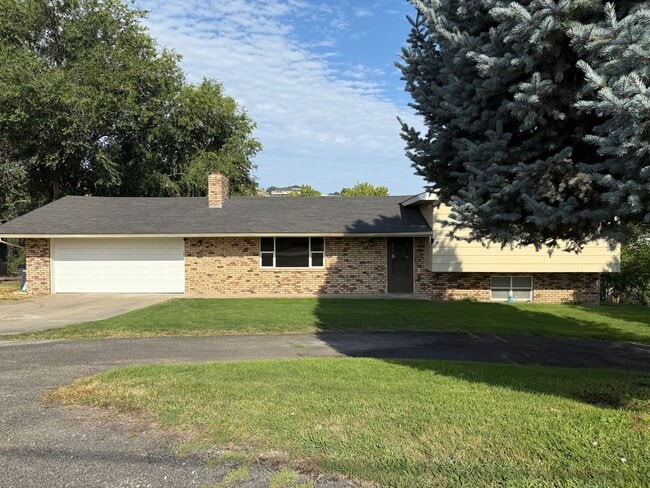 Primary Photo - Spacious 3 Bedroom Home with Large Yard & ...