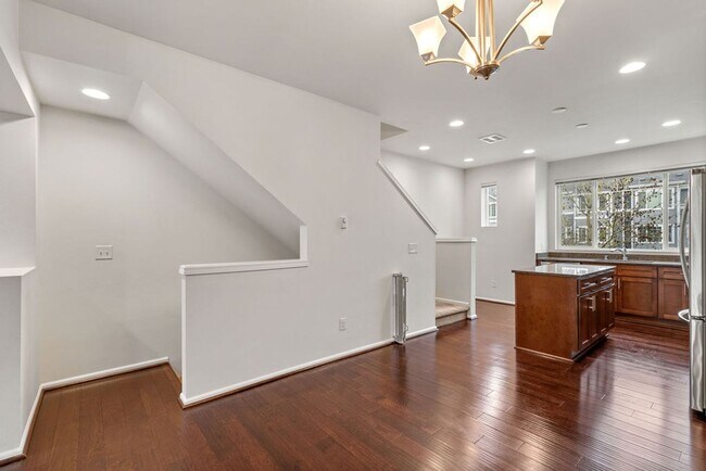 Building Photo - Spaciously Modern Tri Level Townhome for Rent in North Everett
