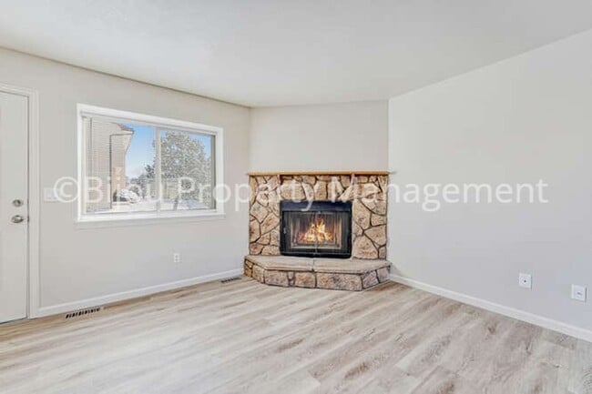 Building Photo - Completely Renovated Townhome