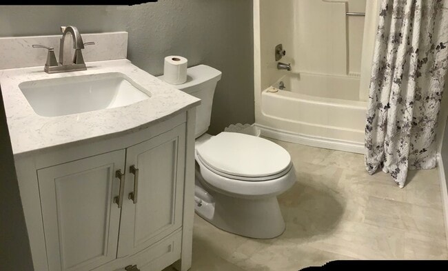 Building Photo - RENOVATED 3 BED 2 BATH 1 STORY RAMBLER - E...