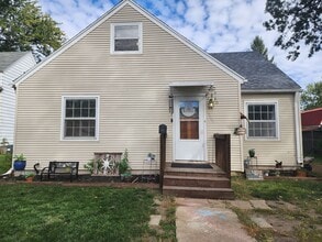 Building Photo - Cute 3 bedroom house $875