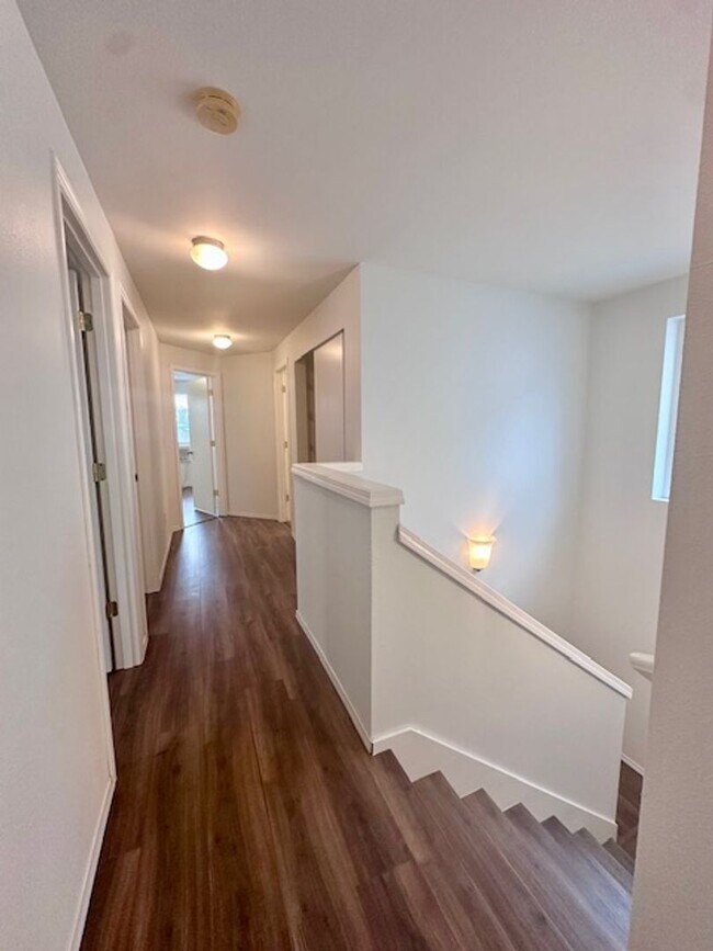 Building Photo - Spacious 4 bedroom - Ready Now
