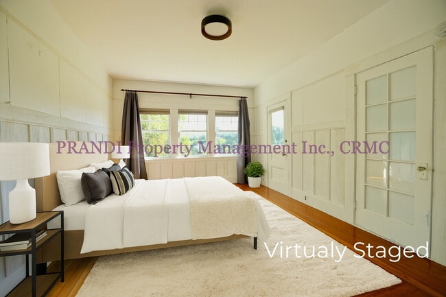 Building Photo - Classic, Modern and Private Home with Fres...