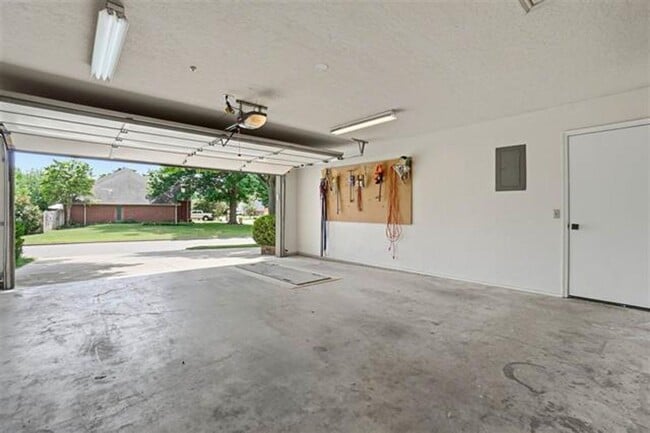 Building Photo - Beautiful 4 Bedroom Home with Pool – Available Now!