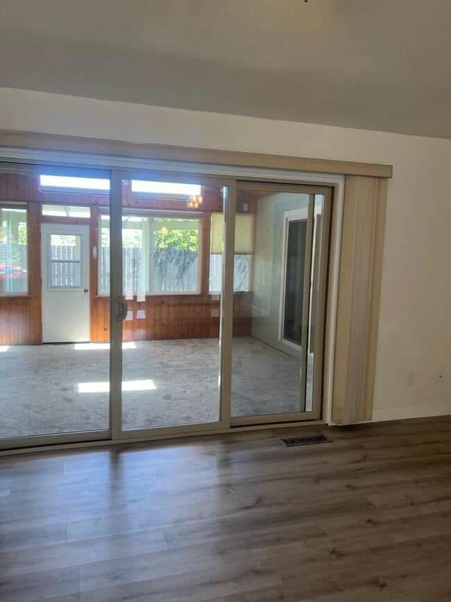 Building Photo - 142 Hillview Dr