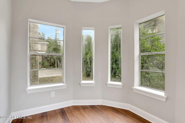 Building Photo - 2578 Haldumar Terrace
