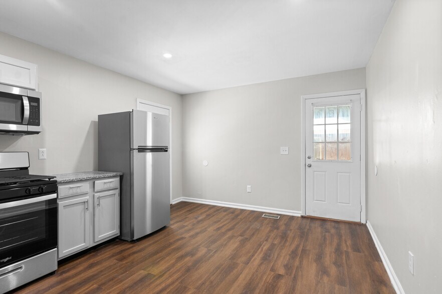 Eat-in Kitchen - 1380 Plaza Ave SW