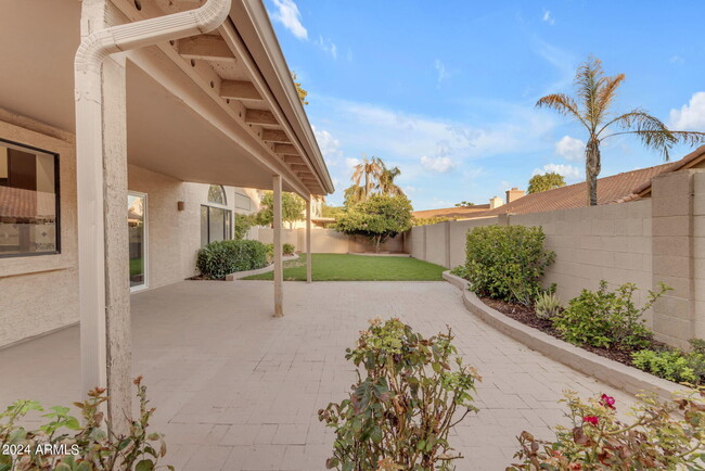 Building Photo - 387 W Larona Ln