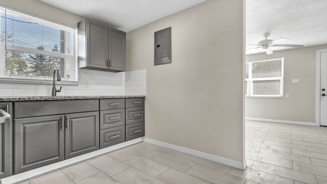 Building Photo - Newly Renovated 3BD/2BTH Apartment. All Ut...