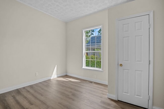 Building Photo - Large Highland Park 4 Bedroom