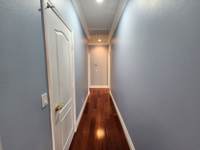 Building Photo - Entertainers Delight with minutes of shopping and restaurants