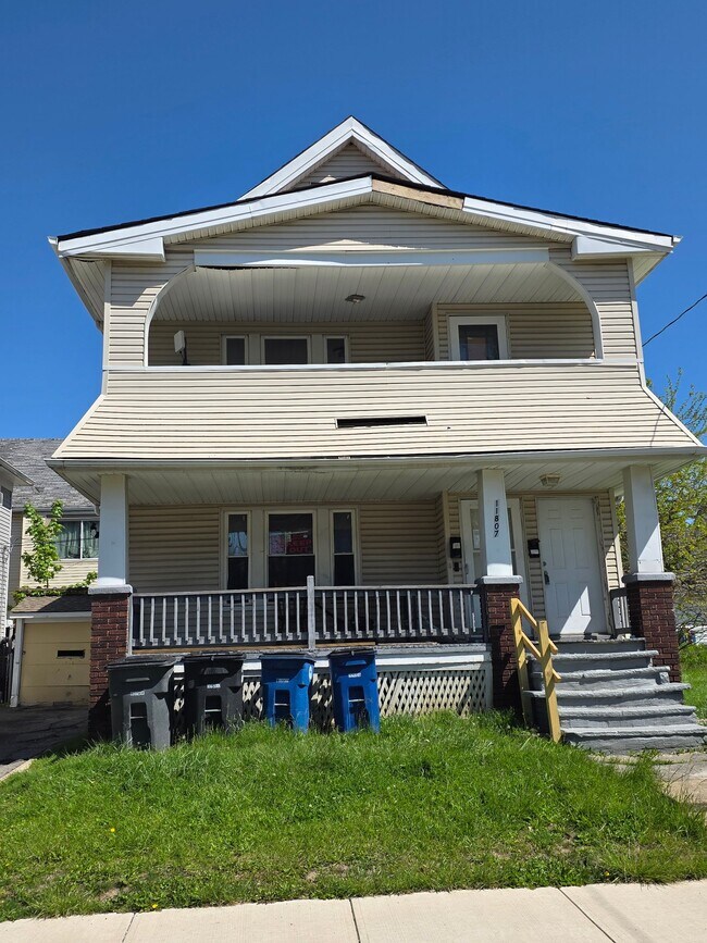 Building Photo - 11807 Honeydale Ave