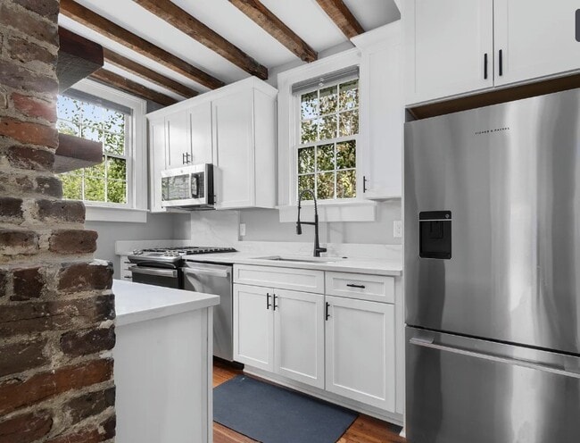 Building Photo - 138 Coming St