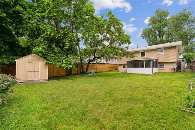 Building Photo - Remodeled in great location! 4 bedrooms 2 FB Walk to Metro