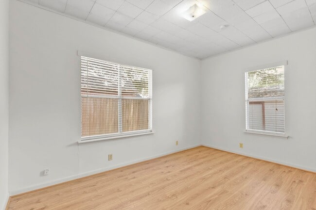 Building Photo - Adorable Montrose Bungaloq