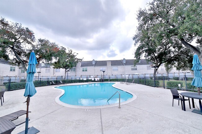 Building Photo - 532 Wilcrest Dr